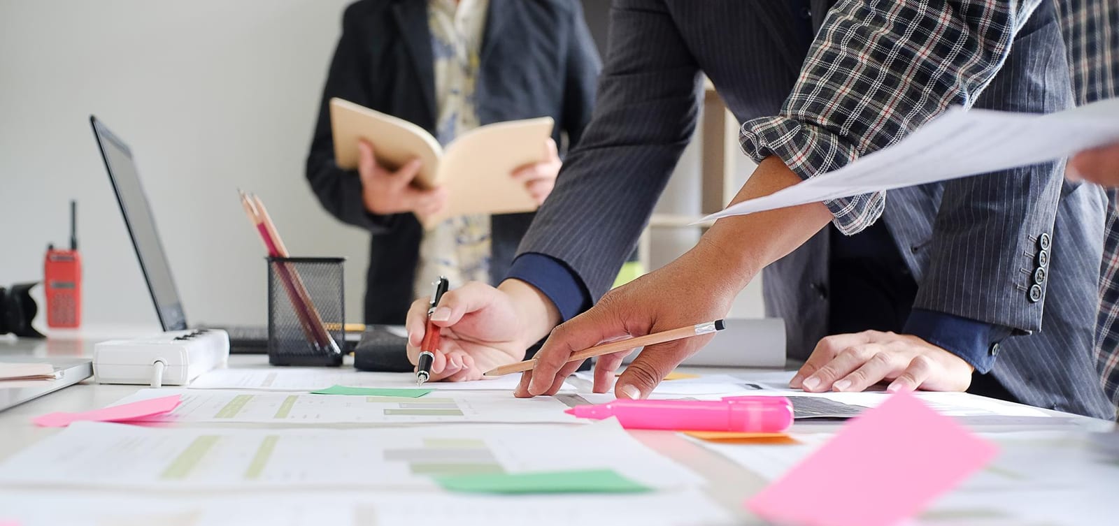 Des clients et des spécialistes discutent d'un projet de traduction avec documents et planning