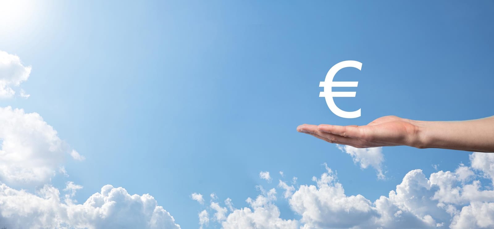 Symbole euro au-dessus d'une main ouverte — des tarifs transparents pour la traduction et l'interprétation