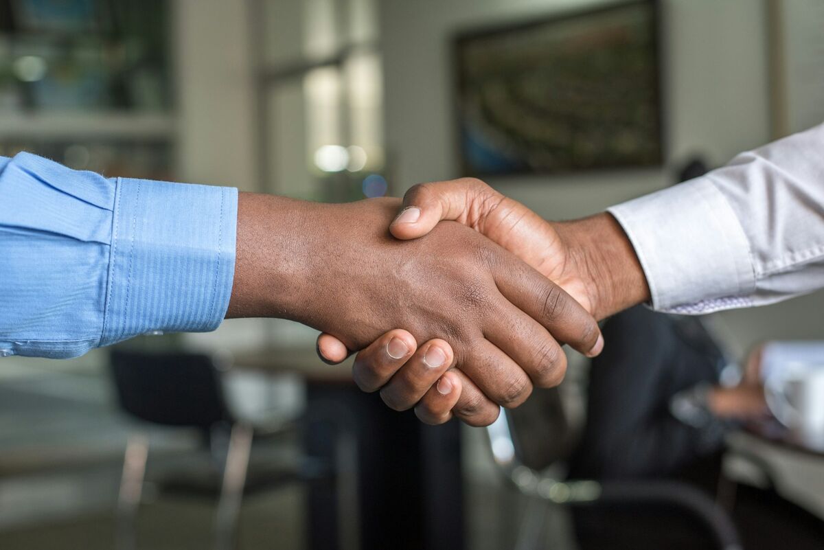 Un client et Ecrivus scellent une collaboration réussie par une poignée de main
